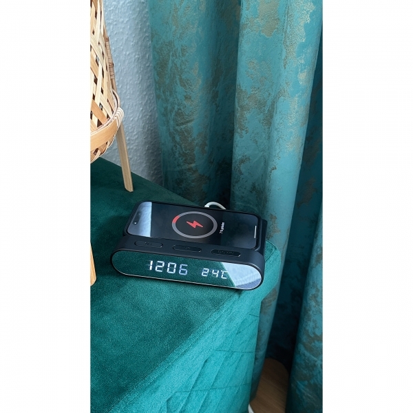 large-budzik-z-bezprzewodowa-ladowarka-adelaide-532503-2